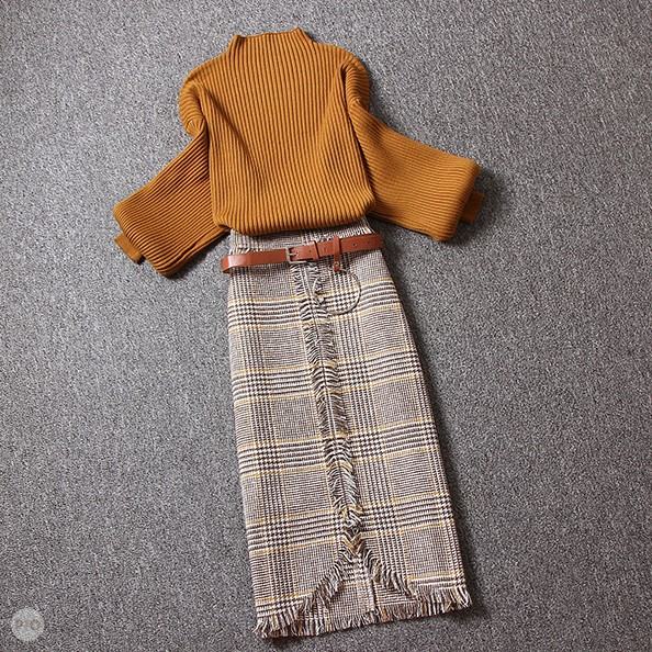ベージュ/セーター+オレンジ/スカート