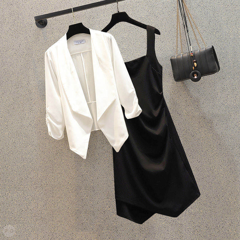 ホワイト/スーツ+ブラック/ワンピース