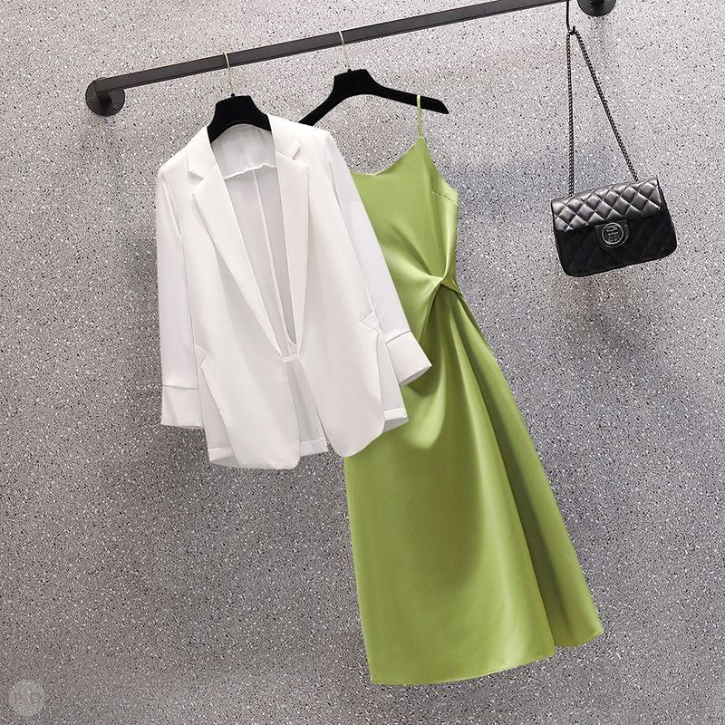ホワイト/スーツ+グリーン/ワンピース